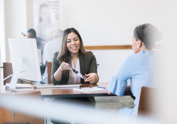 Une agente qui explique pourquoi l'affacturage est la solution de financement idéale pour une entreprise